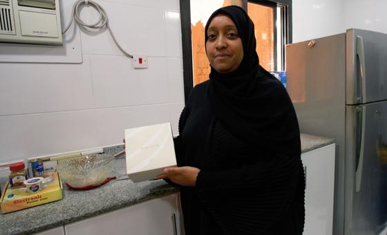 بعد أن تقوم إيمان فريد بخبز الكوكيز، تقوم بتعبئتها في صندوق جذاب يحمل اسم شركتها.